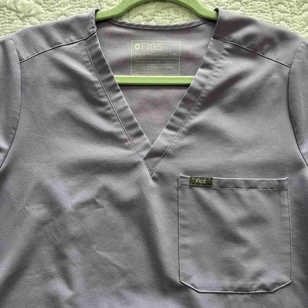 Size M women’s light purple v neck scrub top